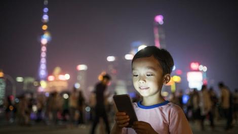 چین به دنبال محدود کردن کودکان در استفاده از موبایل/ 2 ساعت در روز کافی است.